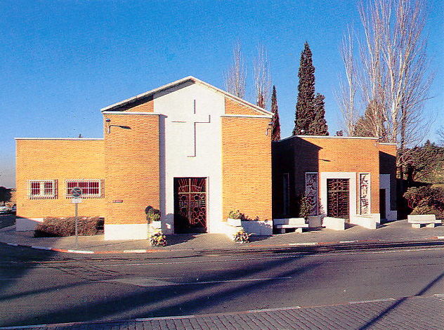 Fachada de ladrillo del Crematorio de La Almudena, con su entrada central.